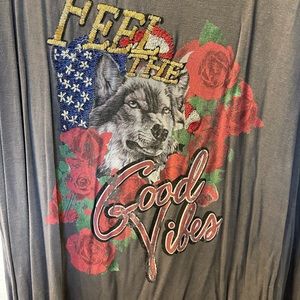 Guess graphic a symmetrical tee